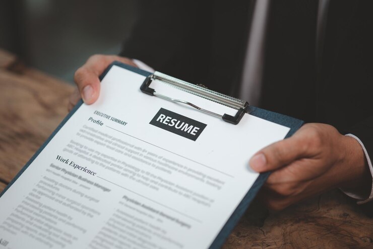 Foto pessoa que envia o currículo para uma entrevista de emprego em uma empresa pessoa que participa de uma entrevista de emprego com um gerente a ser recrutado para a empresa para o cargo solicitado conceito de solicitação de emprego