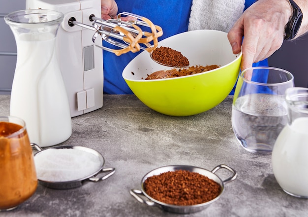 Pessoa que prepara a receita com café