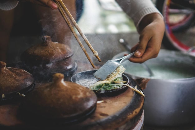 Foto pessoa que prepara os alimentos