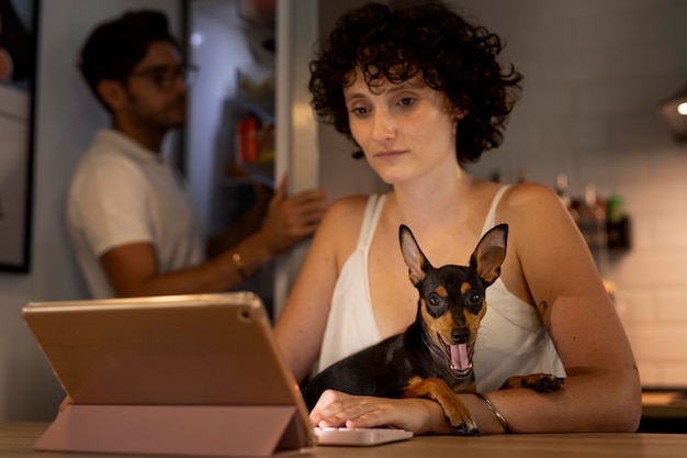 Pessoa que trabalha em casa com cão de estimação