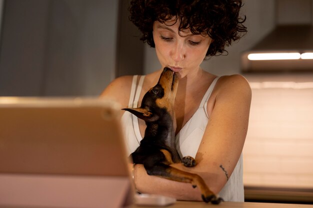 Pessoa que trabalha em casa com cão de estimação