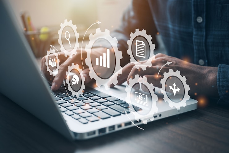 Foto pessoa que trabalha no computador com ícones de planejamento de programação de tarefas e produtos. gerente de projeto profissional apresentando o conceito de habilidades de gerenciamento.