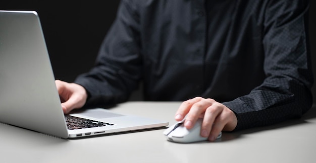 Pessoa que trabalha usando laptop no conceito de excesso de trabalho noturno