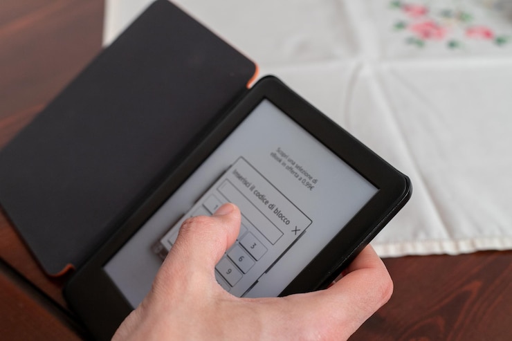 Foto pessoa que usa um leitor de livros eletrónicos bloqueado