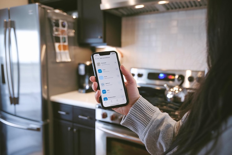 Foto pessoa que utiliza a aplicação smart home no smartphone