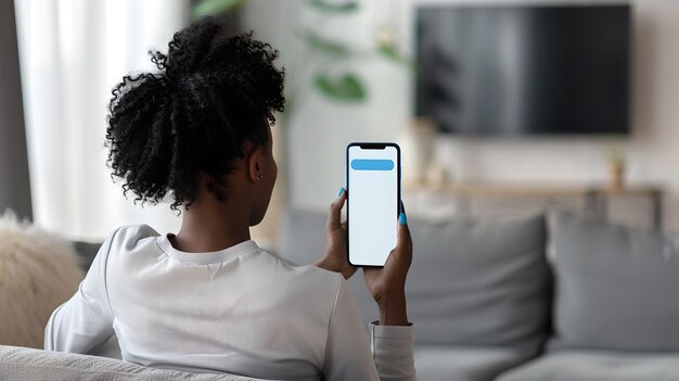 Pessoa relaxando em casa vendo seu smartphone Cena interior casual com uma estética moderna Estilo de vida e conceito de tecnologia AI