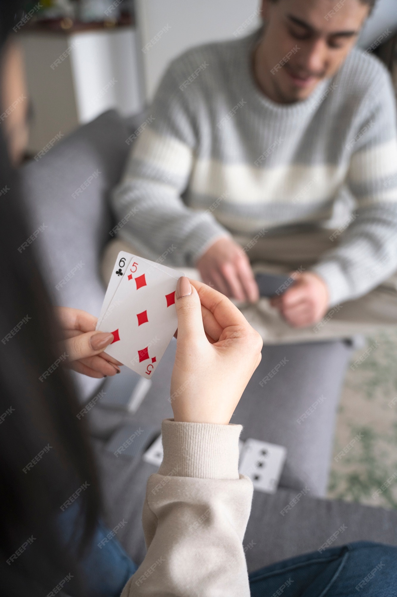 Amigos se divertindo jogando poker