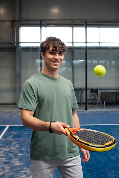 Pessoa se preparando para jogar padel dentro