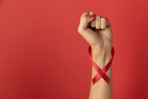 Foto pessoa segurando um símbolo de fita do dia mundial da aids