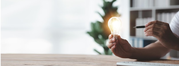 Pessoa segurando uma lâmpada brilhante Nova ideia criativa Inovação brainstorming estrategicamente para fazer o negócio crescer e ser lucrativo Planejamento de estratégia de execução de conceito e gestão de lucros