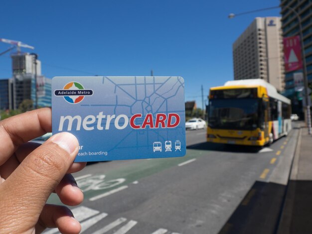 Foto pessoa segurando uma mensagem no ônibus da cidade