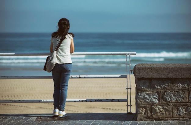 pessoa solitária olhando para o mar