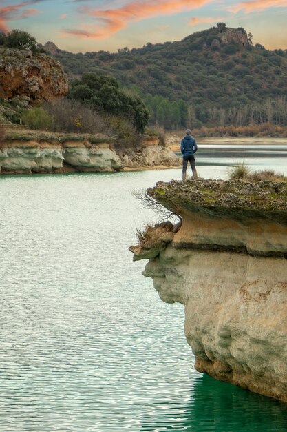 Pessoa sozinha contemplando o lago de um penhasco e desfrutando da natureza nas lagoas de ruidera