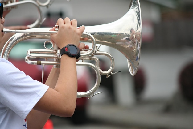 Pessoa tocando corneta no desfile do Dia da Independência do 4 de Julho