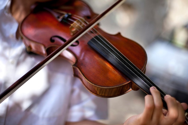 Pessoa tocando instrumento musical