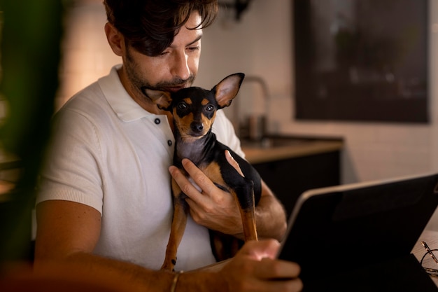 Foto pessoa trabalhando em casa com cachorro de estimação