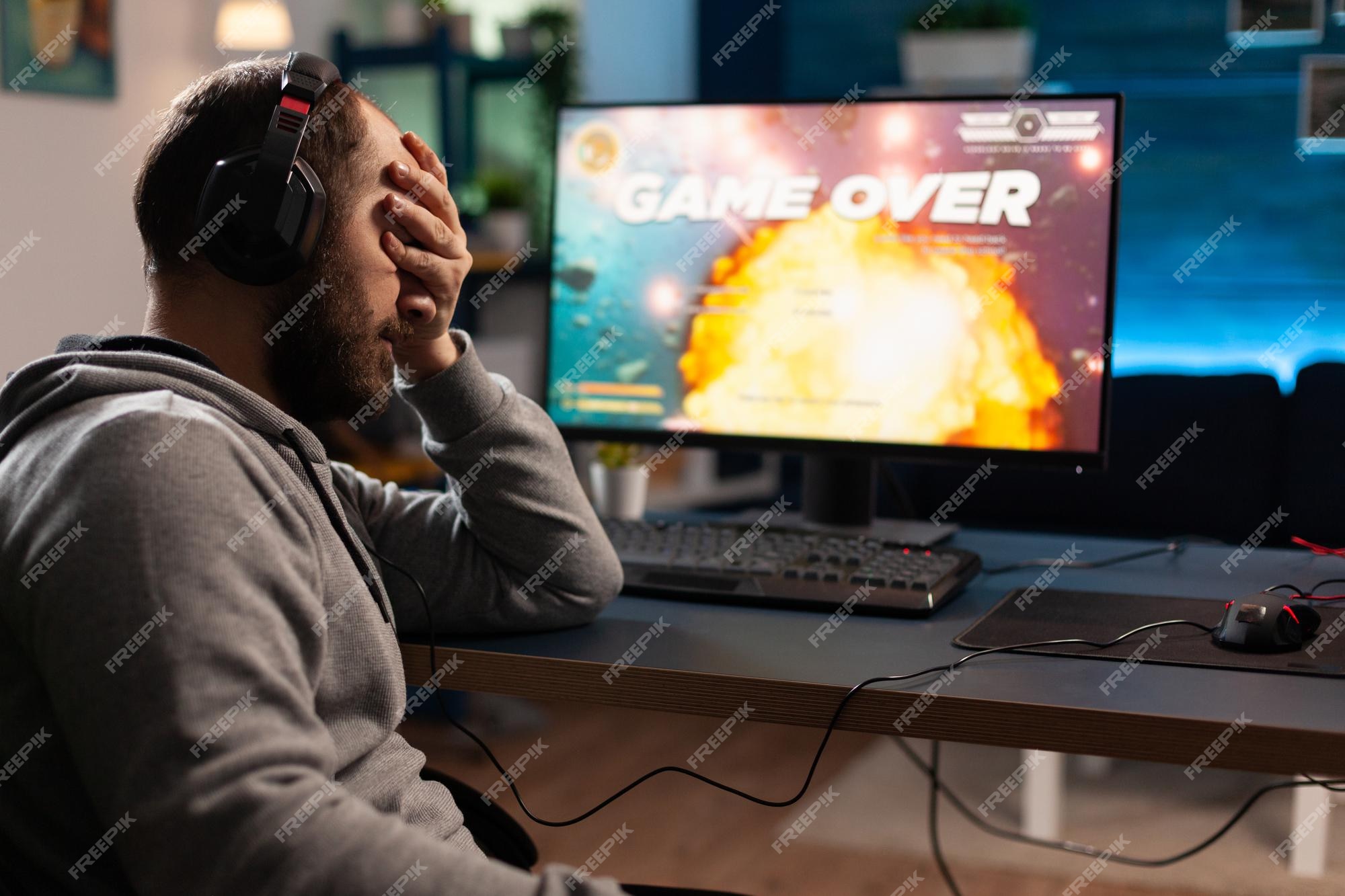 Homem Digitando No Teclado Com Jogo Criando No Holograma Imagem de Stock -  Imagem de ajuste, jogos: 181935749