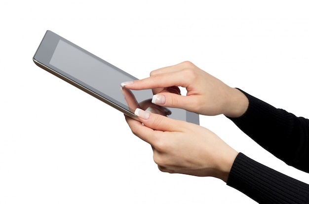 Pessoa usando um tablet digital, tela em branco