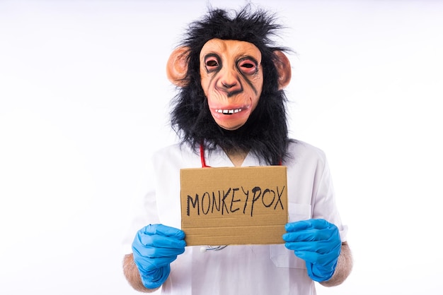 Pessoa vestida com um macaco com uma máscara com um terno de enfermeira médica com um sinal que diz 39MONKEYPOX39 e uma seringa em um fundo branco Epidemia de vírus pandêmico Nigéria e conceito de varíola