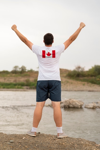 Foto pessoa vestindo roupas com bandeira canadense
