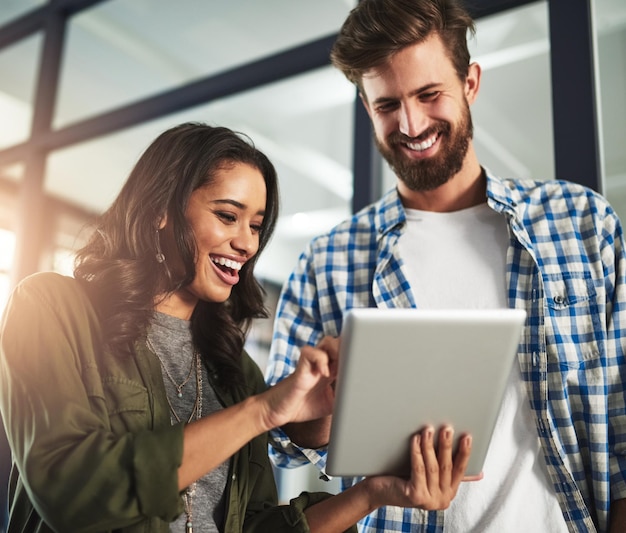 Pessoal de escritório, negócios e trabalho em equipe com tablet para pesquisa de conteúdo e agenda da empresa para reunião de colegas de sala de reuniões e rir com digital para rolagem de páginas on-line e web designers com tecnologia