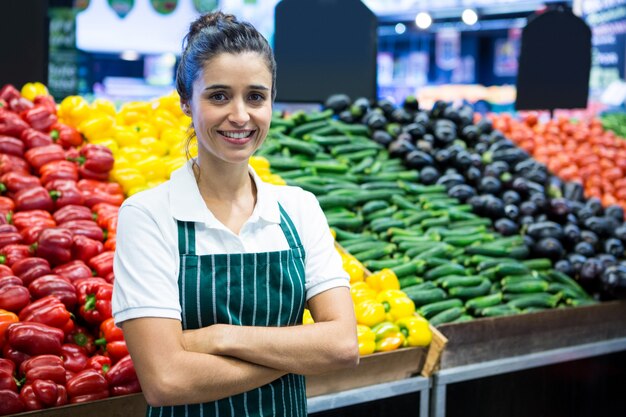 Pessoal feminino em pé com o braço cruzado na seção orgânica