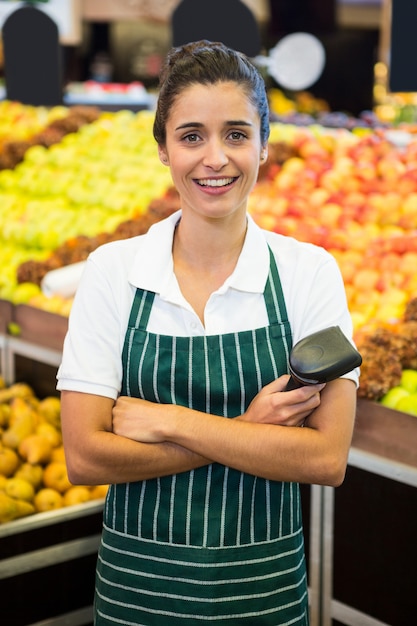 Foto pessoal feminino em pé com os braços cruzados no supermercado