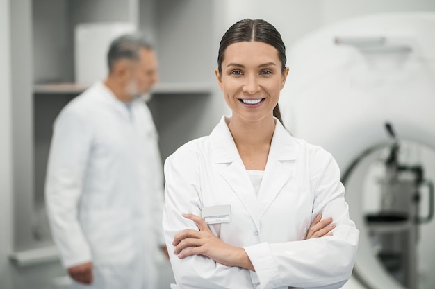 Foto pessoal médico em jalecos de laboratório no trabalho