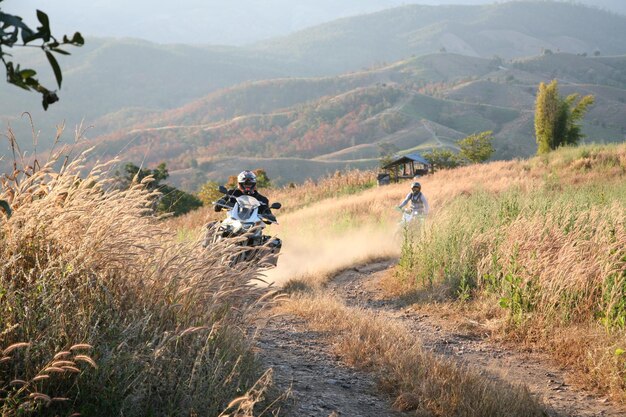 Foto pessoas a andar de motocicleta em terra