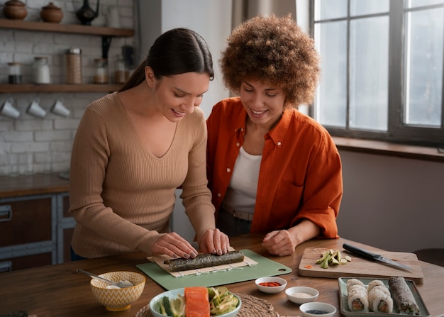 Foto pessoas a aprender a fazer sushi