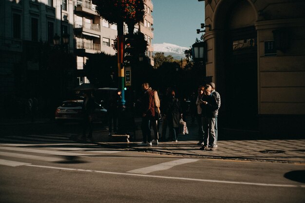 Pessoas a caminhar na estrada na cidade