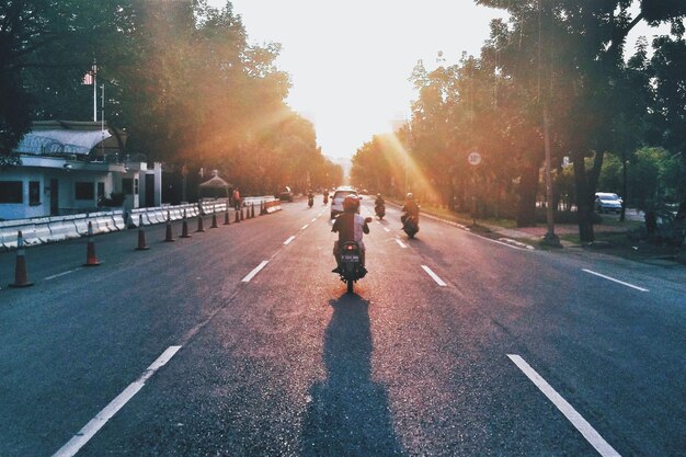 Foto pessoas a caminhar na estrada.