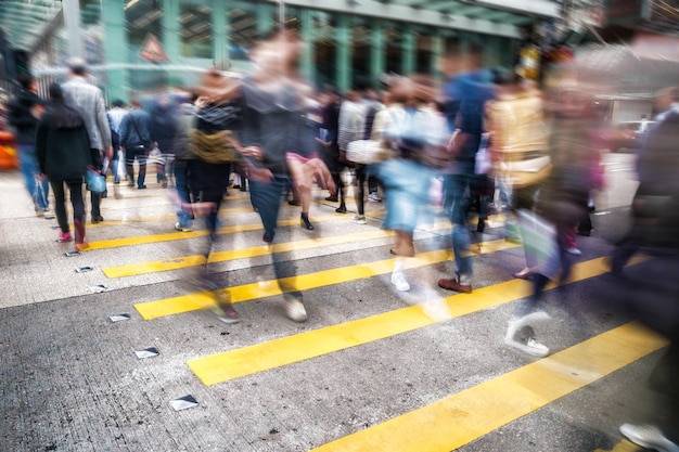 Foto pessoas a caminhar na rua da cidade