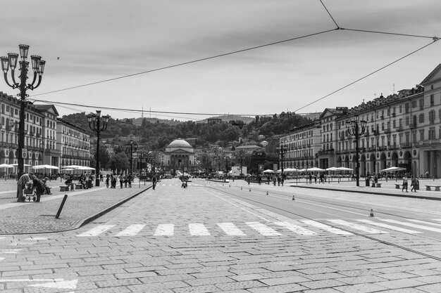 Pessoas a caminhar na rua na cidade contra o céu