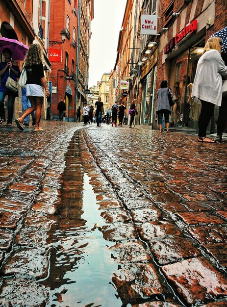 Foto pessoas a caminhar na rua.