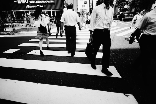 Pessoas a caminhar na rua.