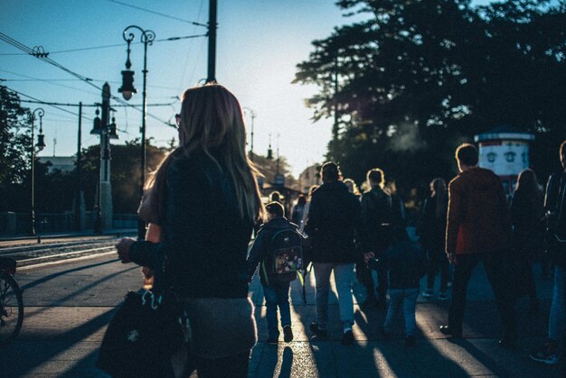 Foto pessoas a caminhar pela cidade contra um céu limpo