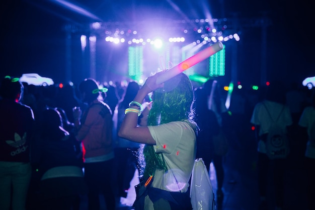 Pessoas a desfrutar de um concerto de música
