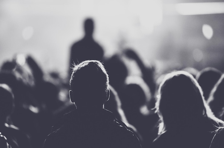 Foto pessoas a desfrutar de um concerto de música