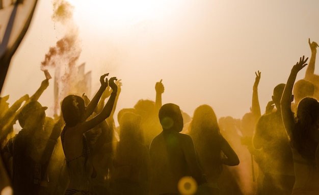 Pessoas a desfrutar de uma festa na praia