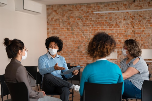Pessoas a discutir atividades comerciais no escritório