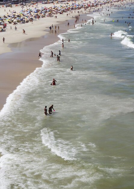 Pessoas a divertir-se na praia