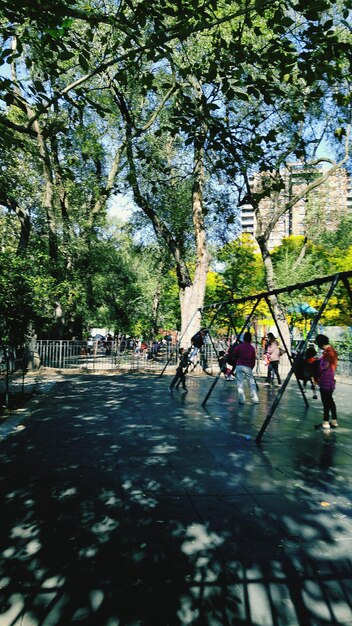 Foto pessoas a divertir-se no parque infantil