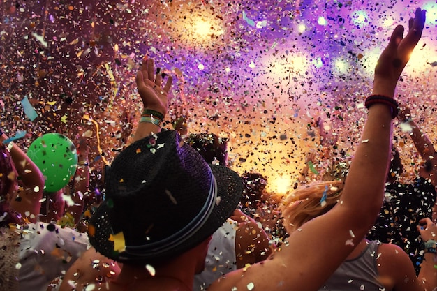 Pessoas a divertir-se numa festa.