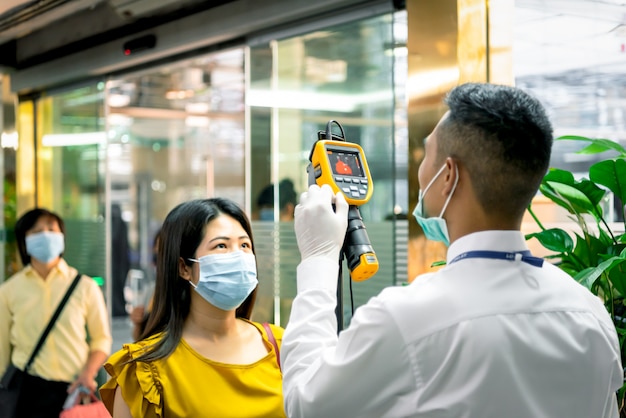 Foto pessoas à espera de verificação de temperatura por thermoscan