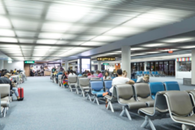 Pessoas à espera no aeroporto.