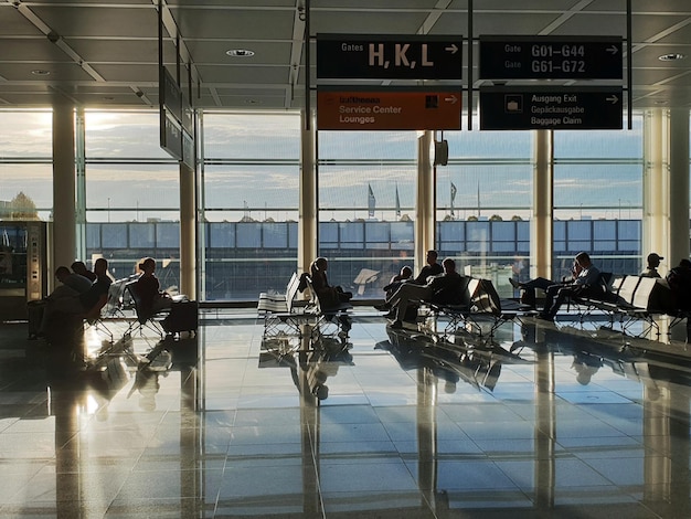 Pessoas à espera no aeroporto.