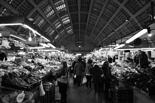 Foto pessoas a fazer compras no mercado