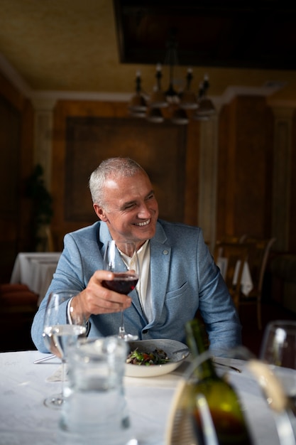 Pessoas a jantar em restaurantes de luxo.