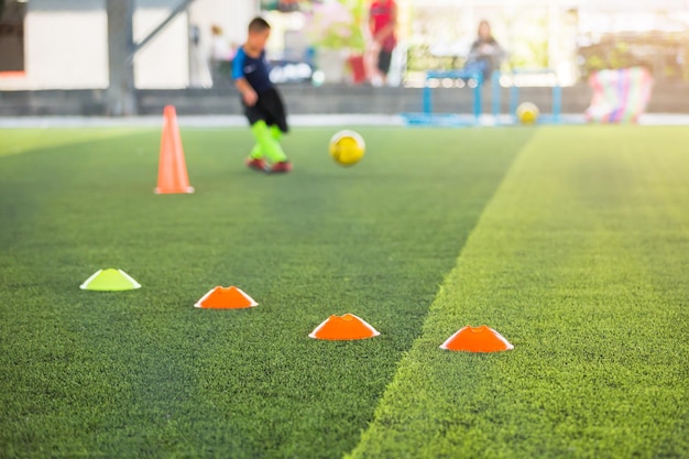 Foto pessoas a jogar futebol na relva.